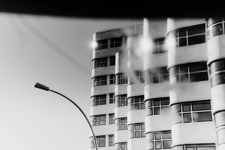 Bauhaus-Fassade mit Balkonen in Schwarzweiß, Berlin