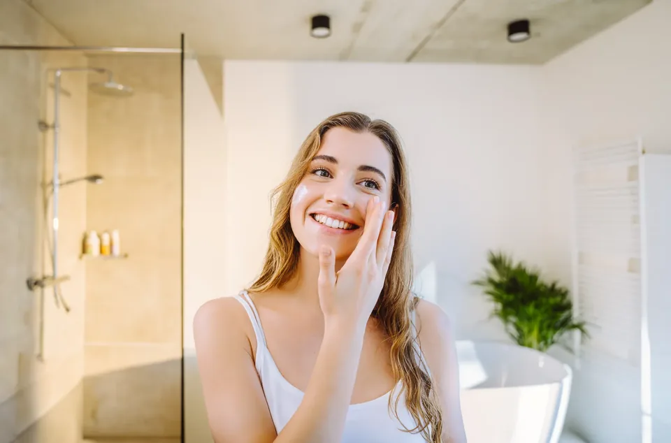 Pflege-Portrait im Badezimmer, Naturkosmetik Eubiona