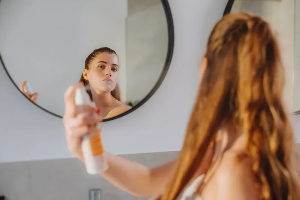 Anwendung vor dem Spiegel, Naturkosmetik-Shooting Eubiona