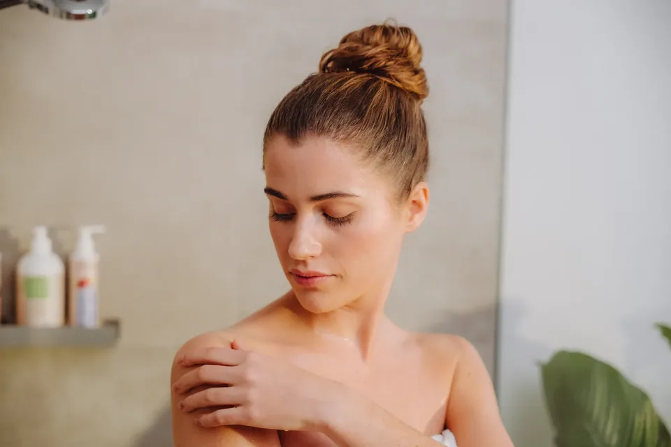 Lotion an der Schulter nach der Dusche, Beauty-Content Eubiona