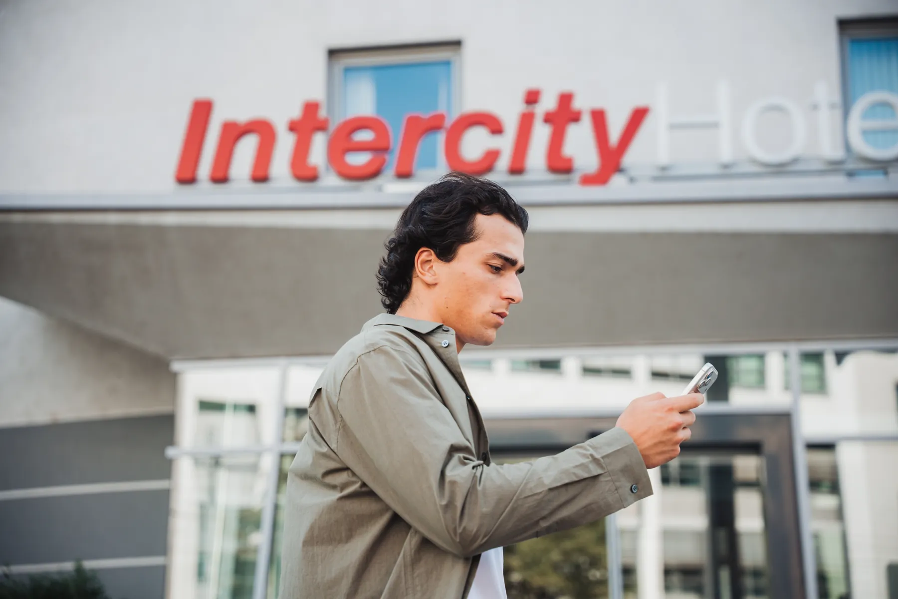 Gast vor dem IntercityHotel Mainz