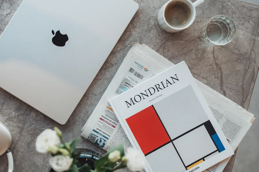 Detail: Laptop, Zeitung und Kaffee auf dem Lobbytisch