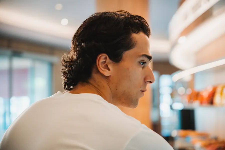 Profil des Gastes in der Lobby, Snackbar unscharf im Hintergrund