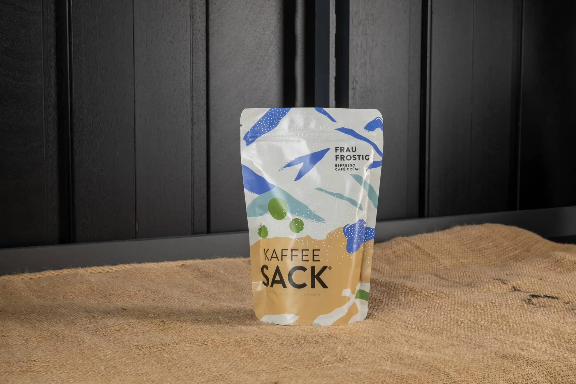 Kaffeesack-Beutel auf Holz, Produktfoto für den Shop