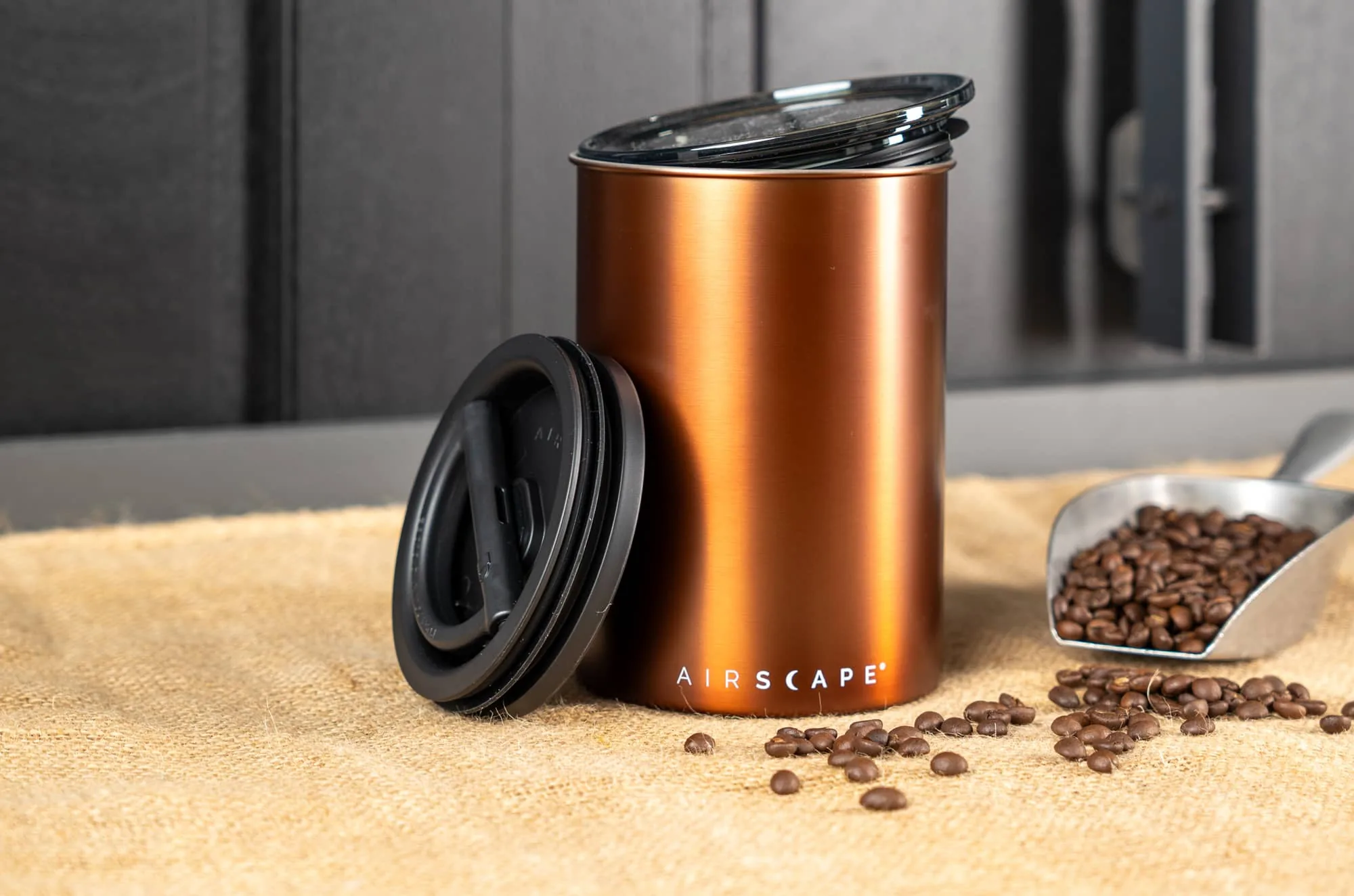 Kupferdose mit Kaffeebohnen, Produktfoto für den Shop
