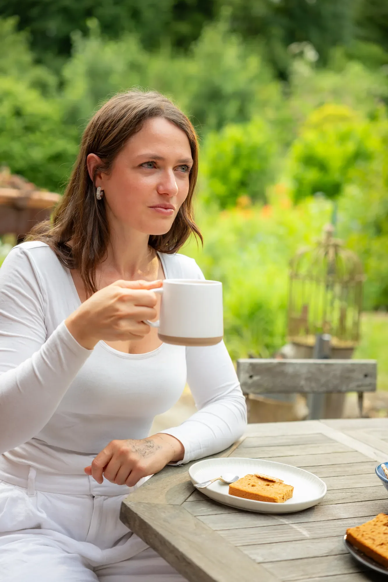 Lifestyle-Aufnahme im Garten für Pural Bio