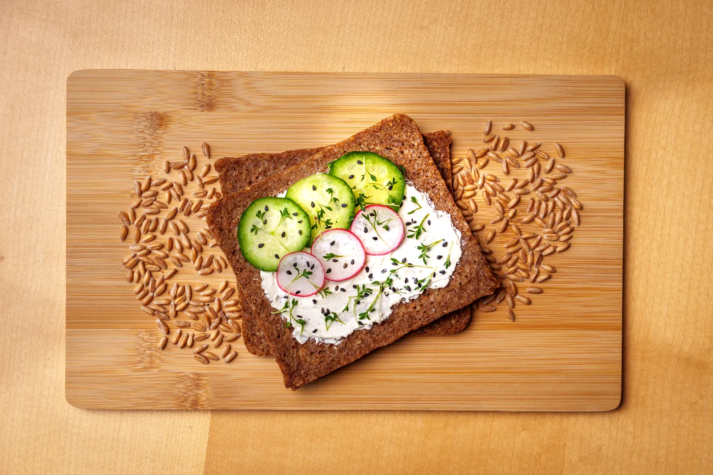 Brot mit Frischkäse, Gurke und Radieschen