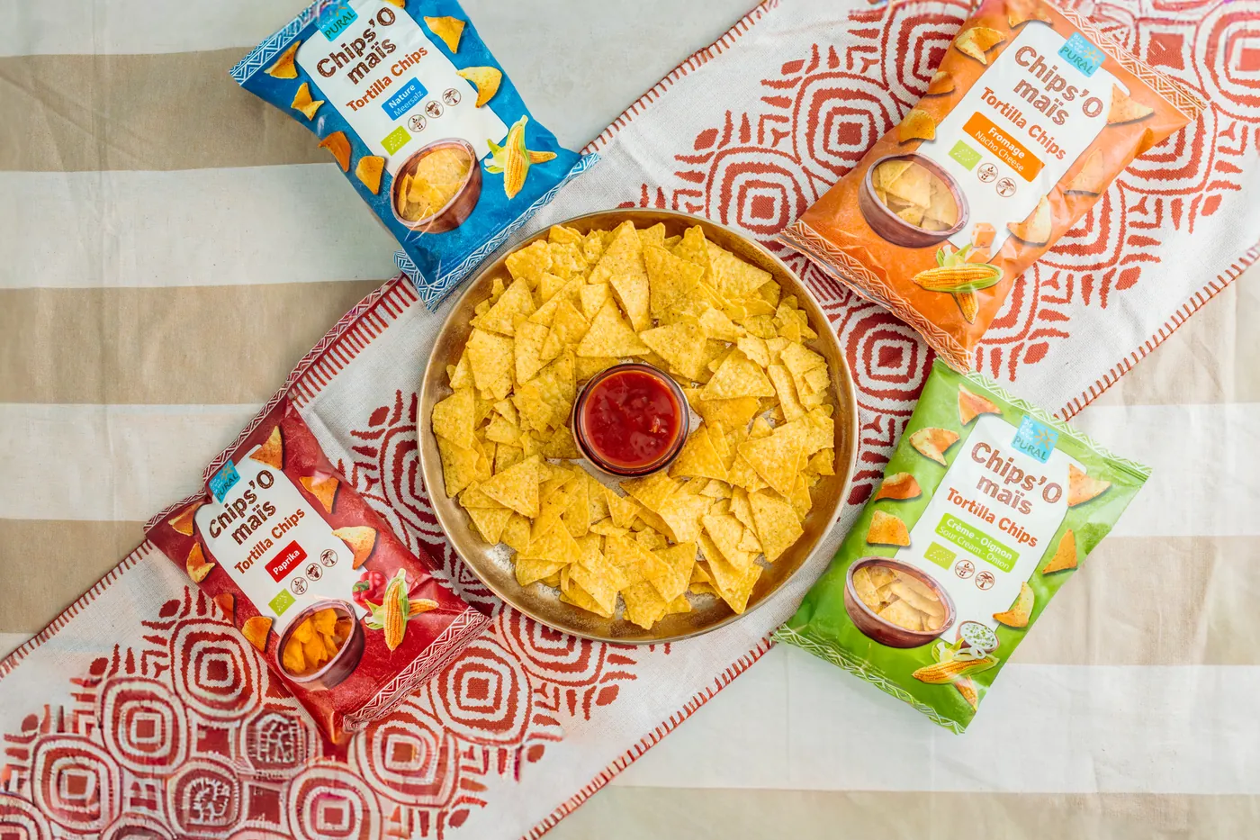 Mais-Chips von Pural mit Salsa Dip, von oben fotografiert
