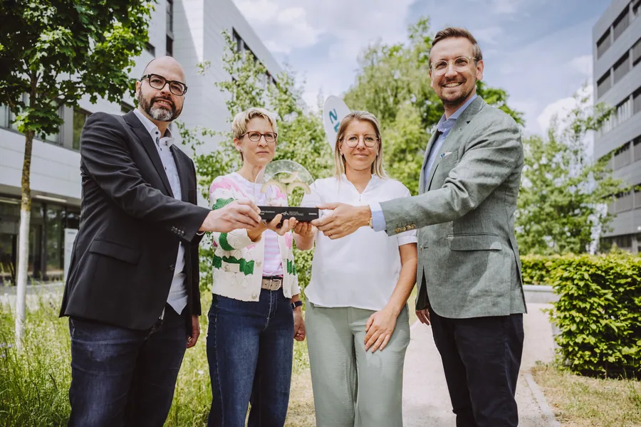 Übergabe mit Vertretern von Siemens und Deutsche Dienstrad