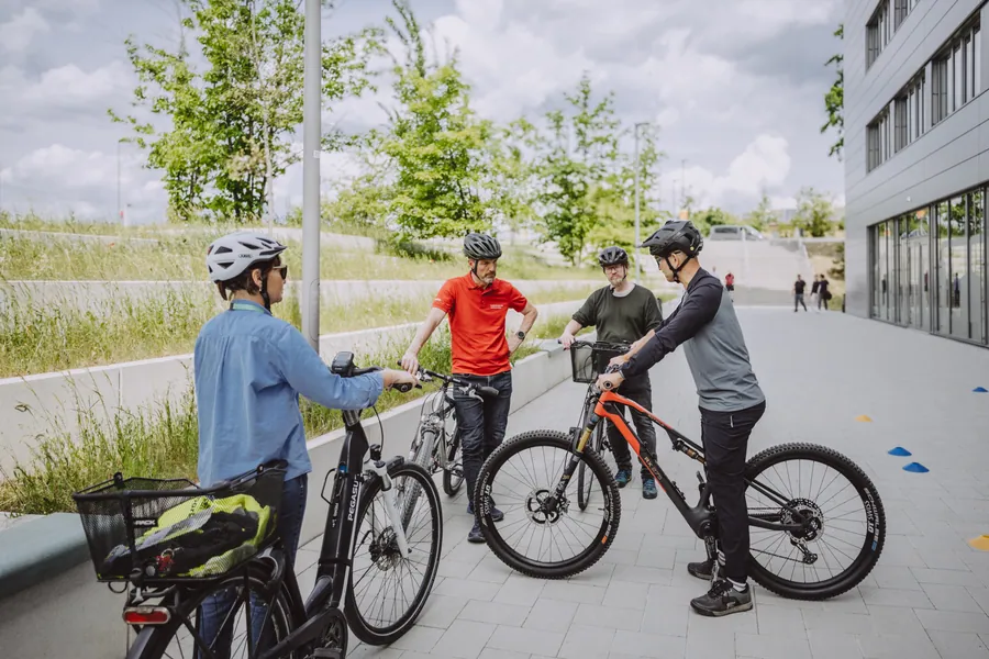Probefahrt mit E-Bikes vor dem Gebäude