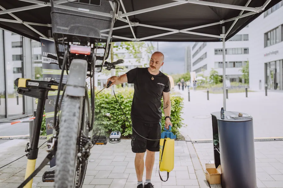 Mechaniker im Werkstattzelt