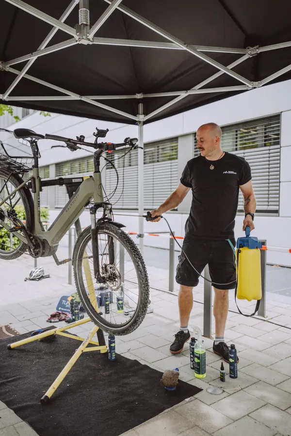 Mechaniker am Rad im Zelt