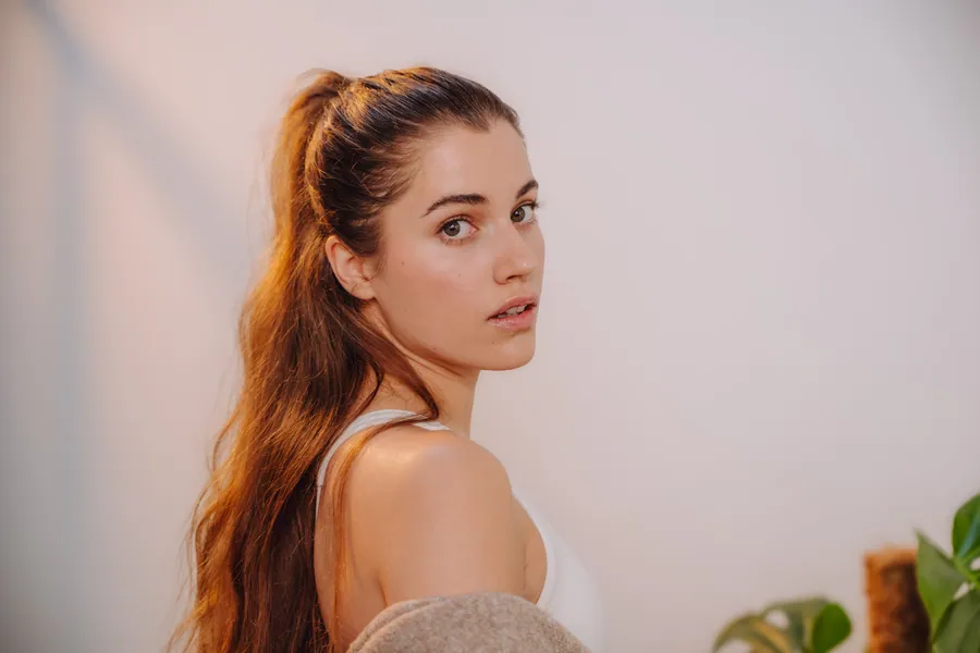 Model mit langen Haaren im Badezimmer