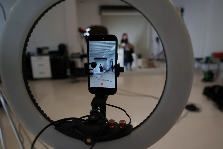 Smartphone im Ringlicht beim Dreh