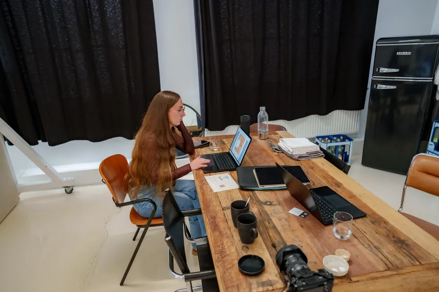 Arbeitsplatz mit Laptop im Studio
