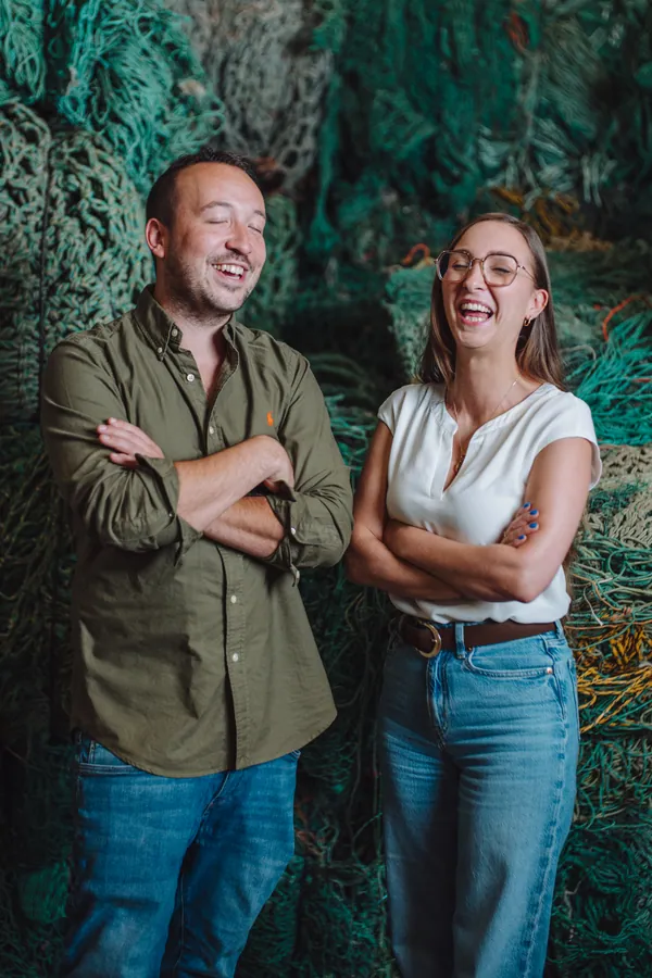 Gründerteam im Portrait vor Fischernetzen