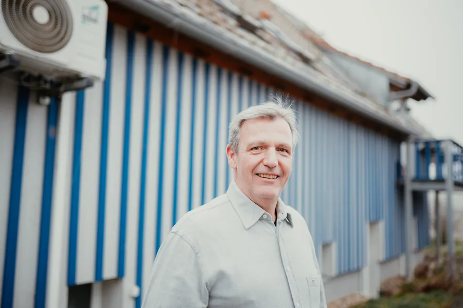 Portrait vor der Mühle