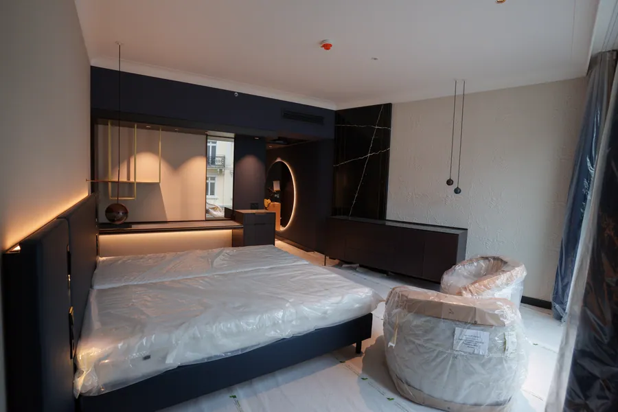 Hotelzimmer im Abendlicht