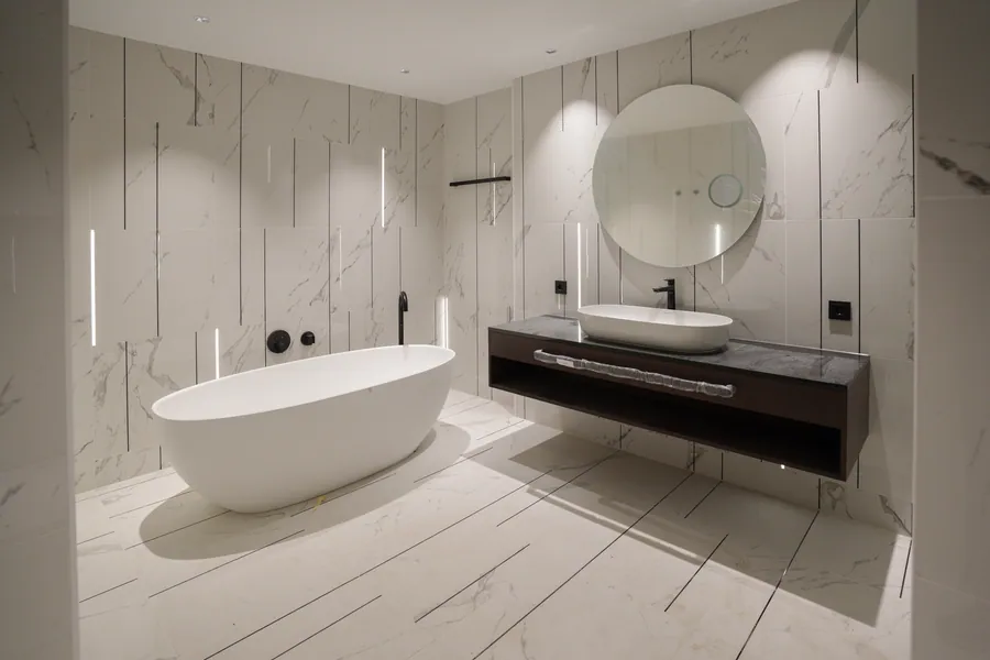 Freistehende Badewanne im neuen Bad
