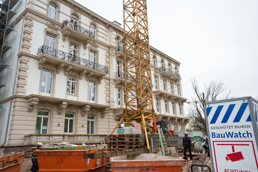 Fassade des Europäischen Hofs mit Baukran