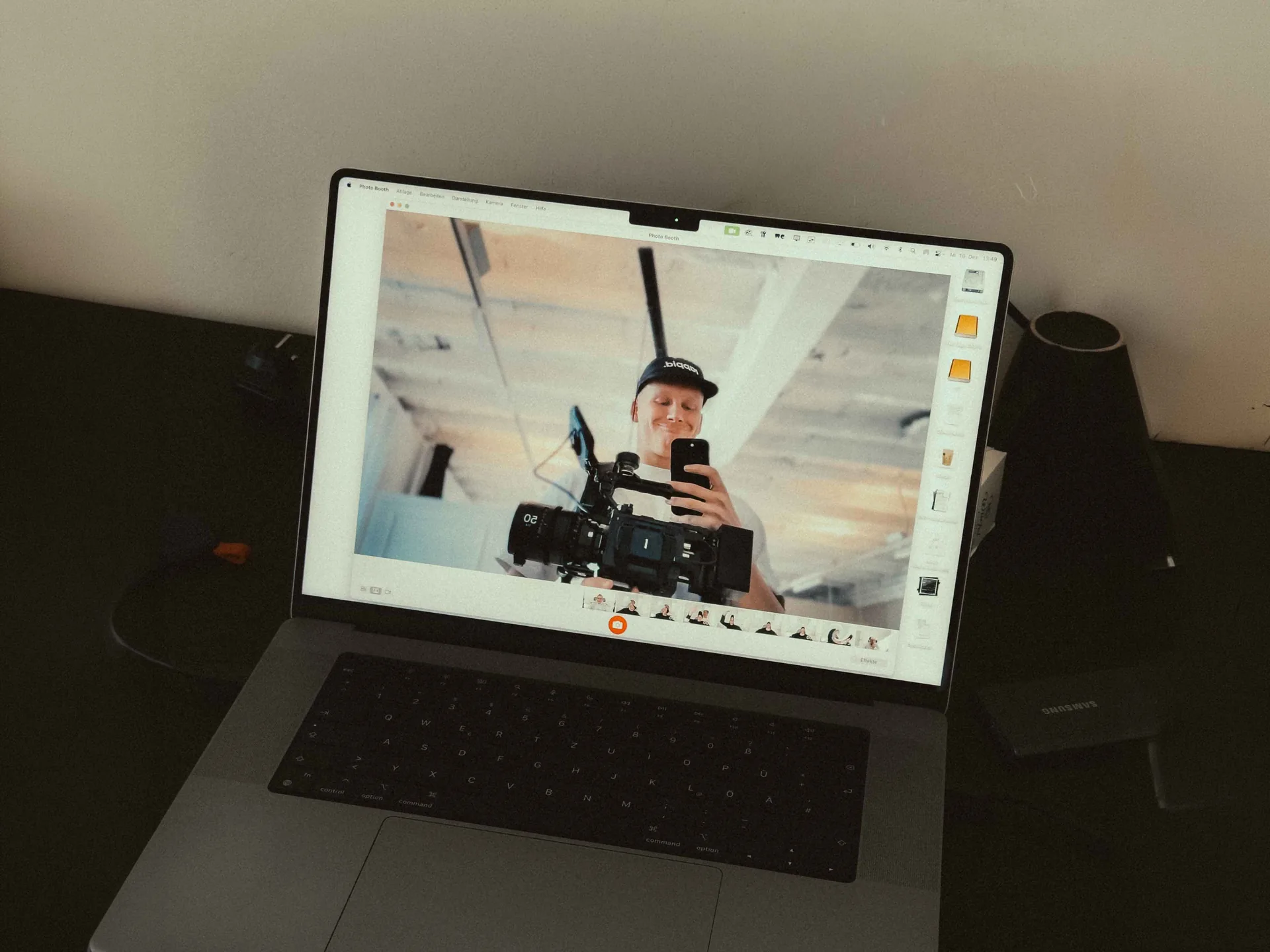 Timon Claus bei der Content-Produktion für Niyok in Köln