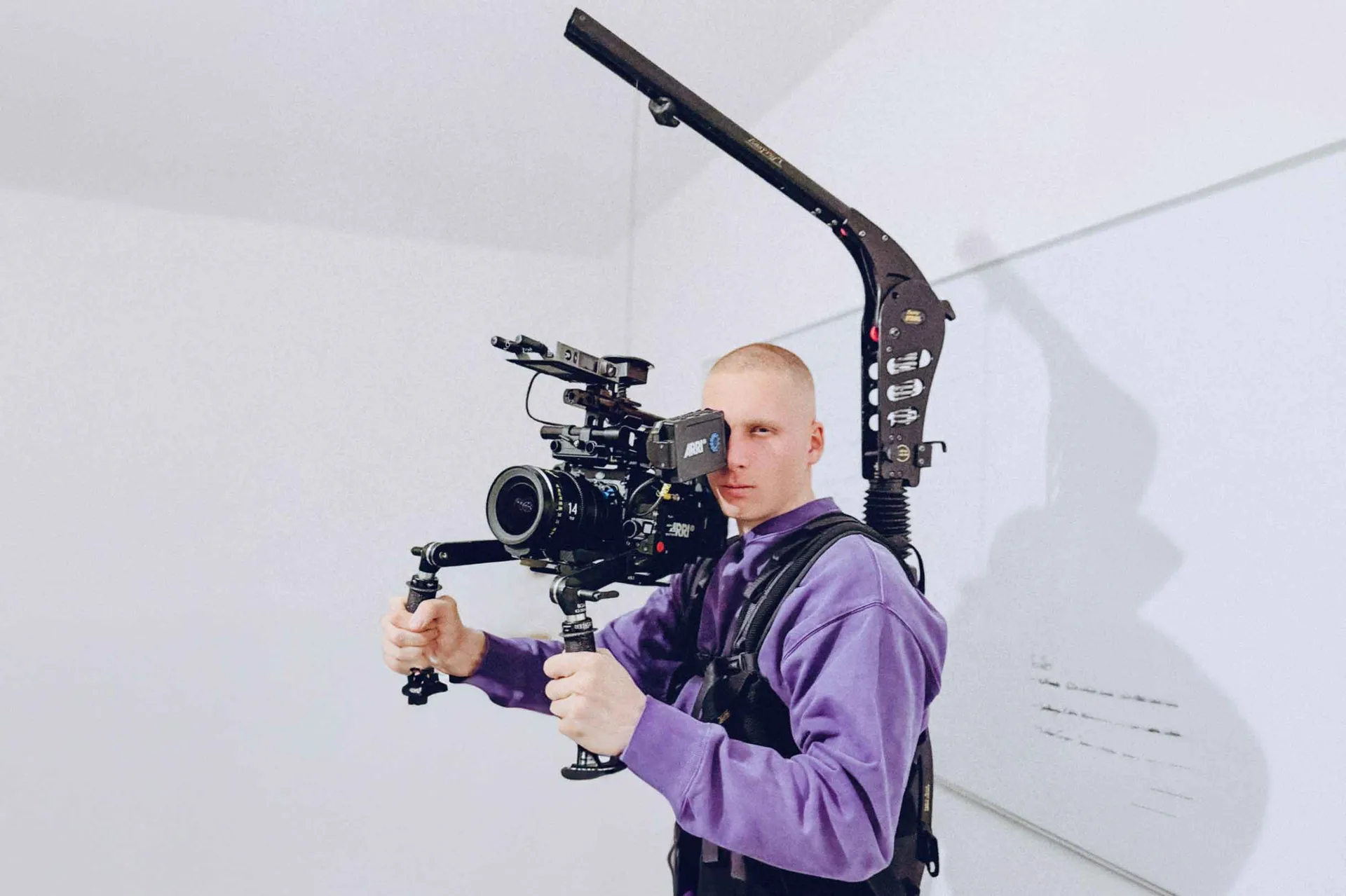 Portrait von Timon Claus mit Filmkamera
