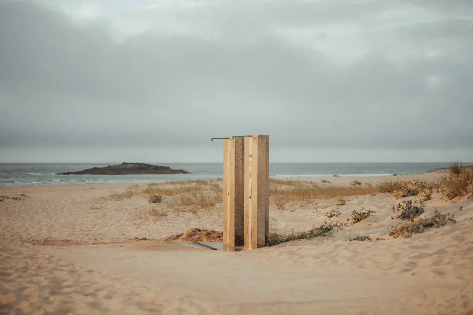 Stranddusche in den Dünen am Atlantik, freie Arbeit