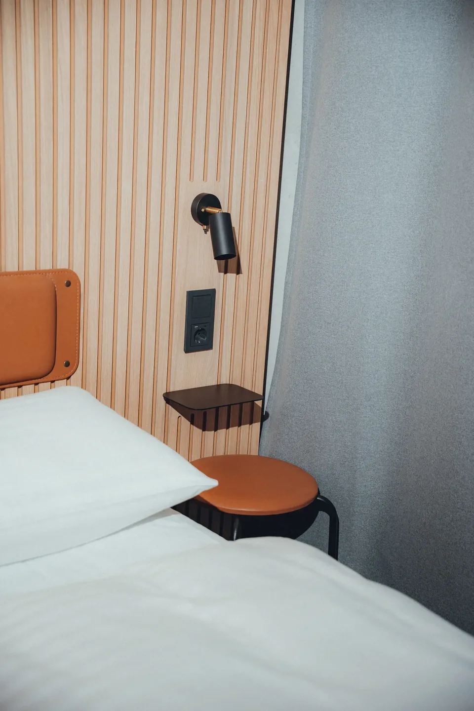 Bett mit Lederkopfteil und Streifentapete, Hotel-Interior Zleep