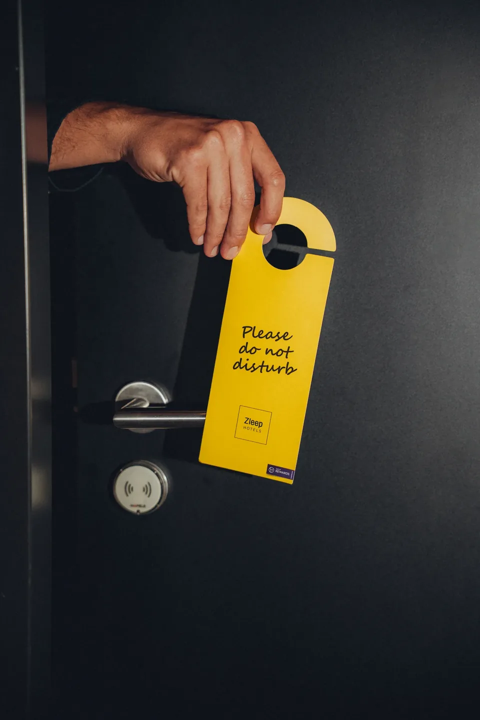Gelbes „Bitte nicht stören“-Türschild, Hoteldetail Zleep