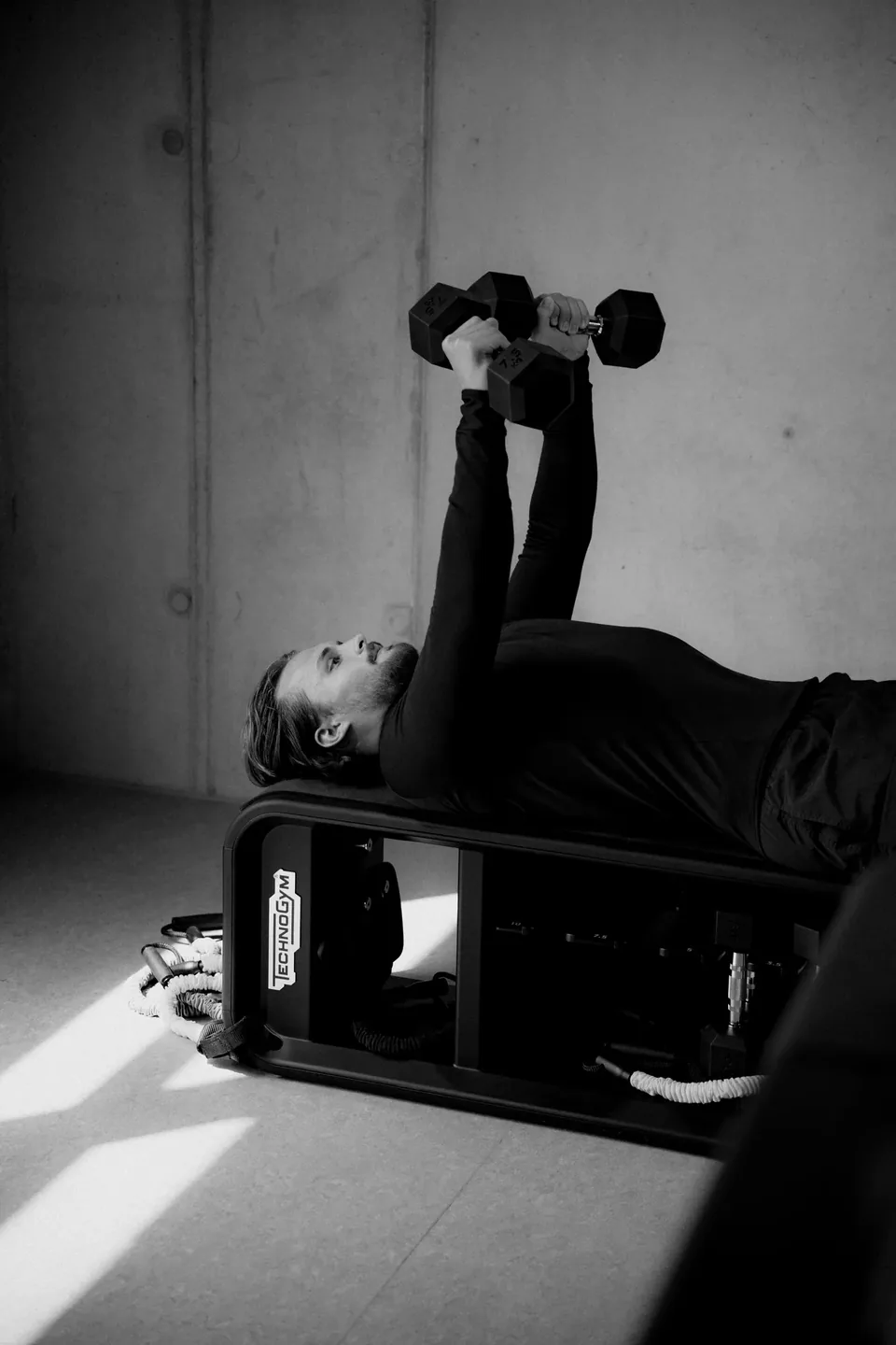 Hanteltraining im Hotel-Gym in Schwarzweiß, Zleep Hotel