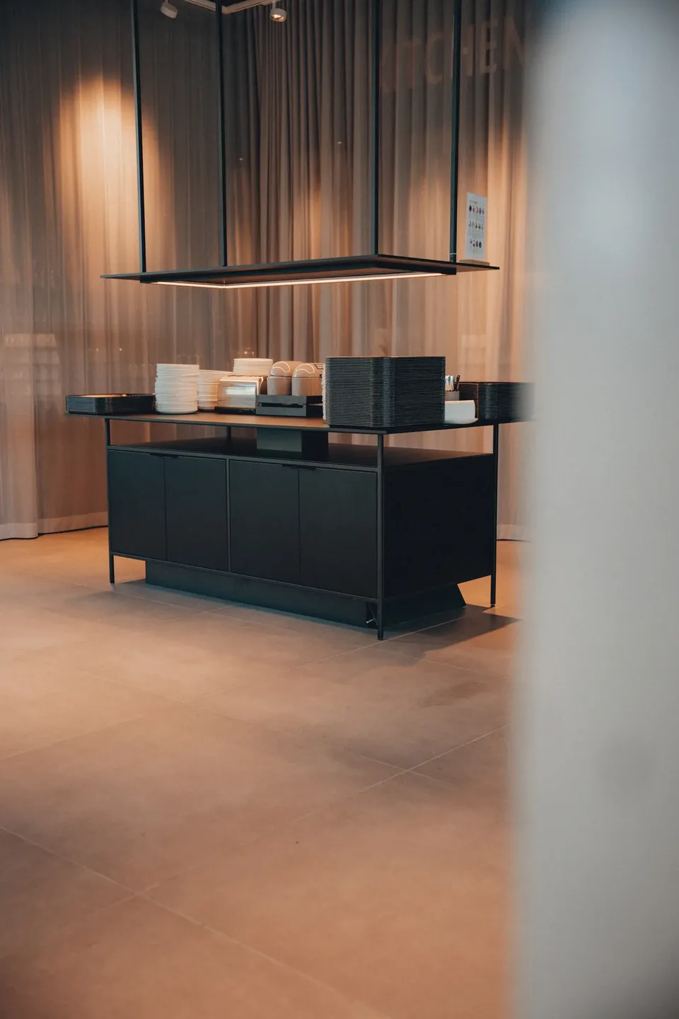 Frühstücksbuffet unter Pendelleuchte, Hotelgastronomie Zleep