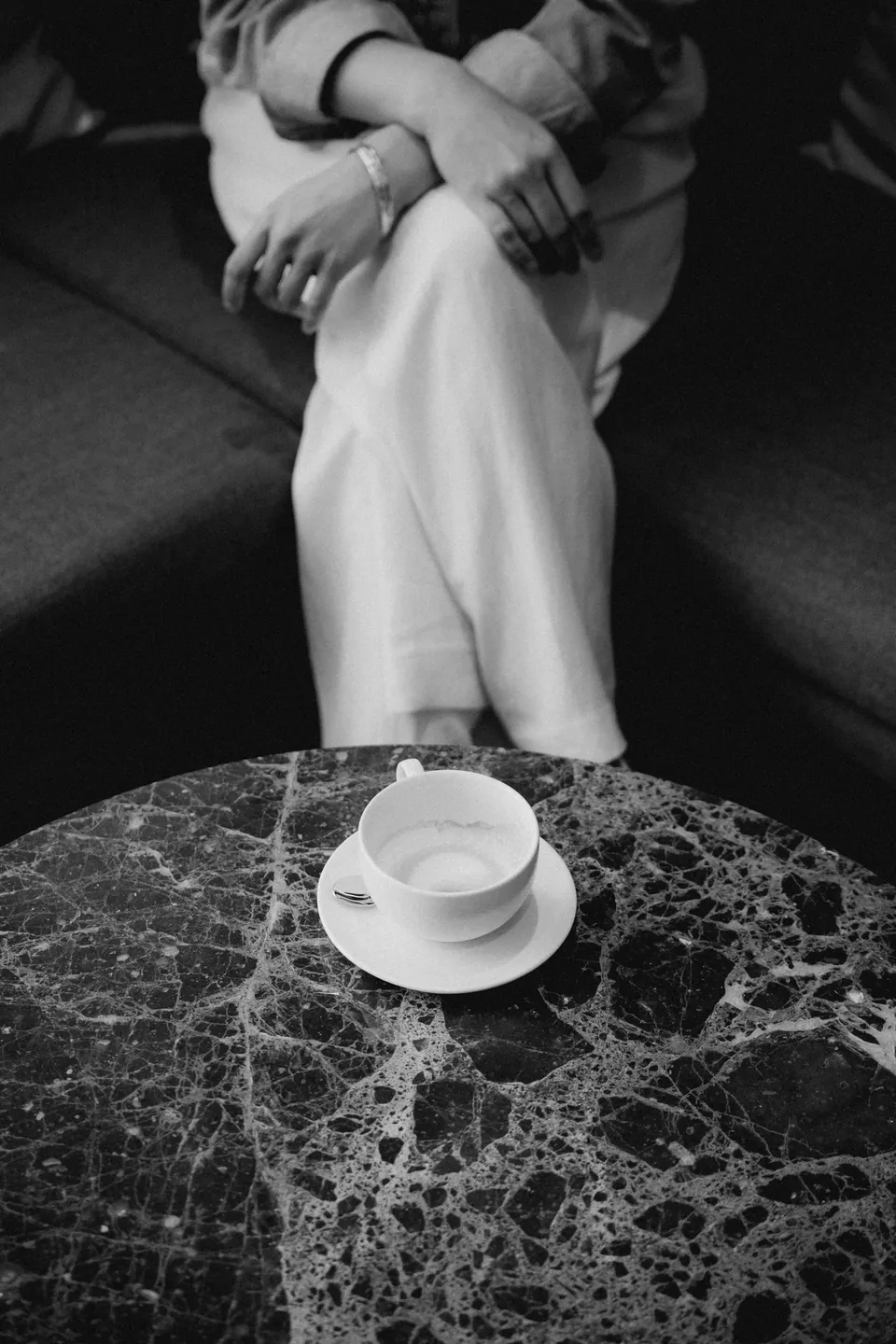 Kaffeetasse auf Marmortisch in der Lounge, Hoteldetail Zleep