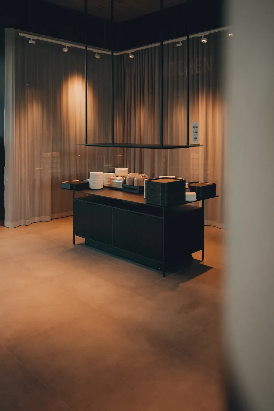 Buffet-Station mit Designleuchte, Hotelgastronomie Zleep