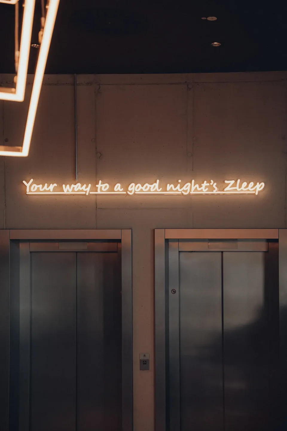 Neonschrift am Aufzug in der Lobby, Hoteldesign Zleep