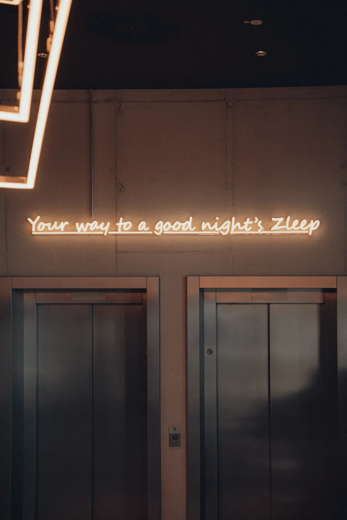 Hotelfotografie: Neonschrift in der Lobby des Zleep Hotels Karlsruhe
